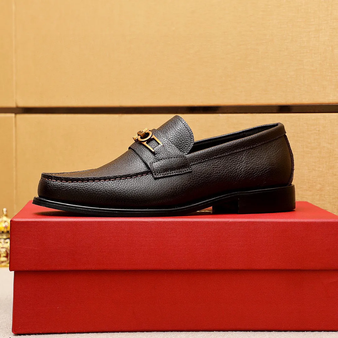 Men's shoes💰460💐 Product trademark: Ferragamo "Ferragamo" casual leather shoes Regular size: 38-44 (45.46🉑️customized) Product materials: Selected imported first-layer pebbled cowhide leather upper + luxury hardware buckle, imported water-dyed cowhide leather lining. Strong three-dimensional visual effect, original outsole color: 2 colors available